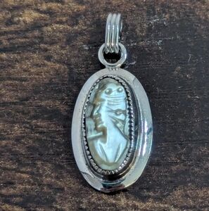 AD9 - Beautiful Vintage Mother Of Pearl Silver Toned Small Cameo Oval Pendant